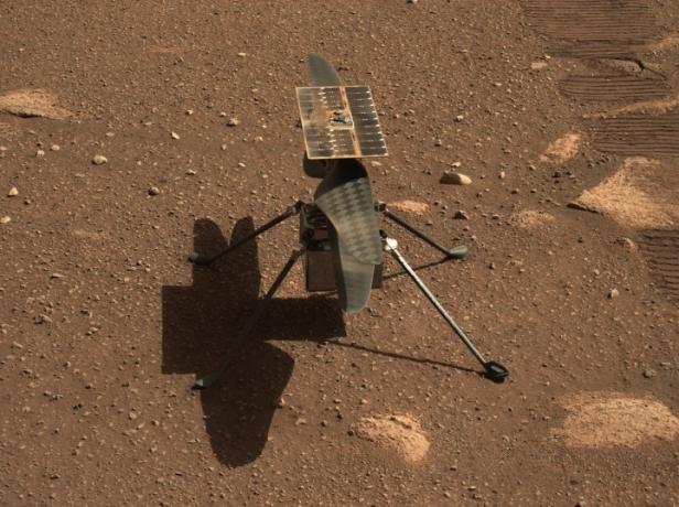 NASA „Ingenuity Mars“ sraigtasparnis matomas stambiu planu, kurį nufotografavo „Mastcam-Z“, poros priartinamų kamerų, esančių „Perseverance“ marsaeigyje. Šis vaizdas buvo padarytas 2021 m. balandžio 5 d., 45-ąją Marso dieną, arba Sol, misijos metu.