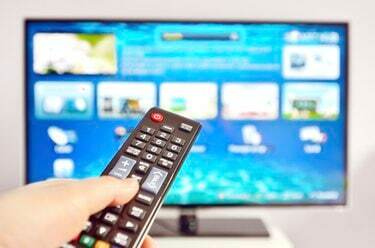 Smart tv y control remoto de mano presionando