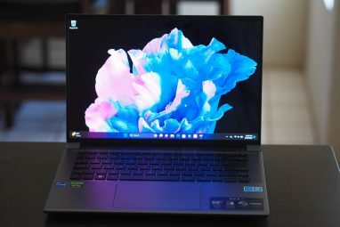 Acer Swift X 14 ekranı ve klavye grubunu gösteren önden görünüm.