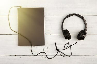 Audioboekconcept met zwart boek en hoofdtelefoon