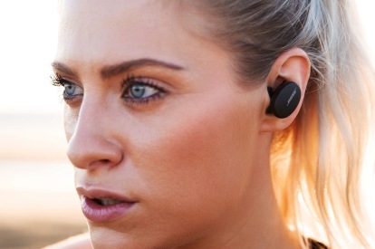 Bose sport fülhallgatót viselő nő.