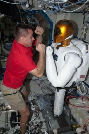 iss-chris-cassidy-r2-robonaut