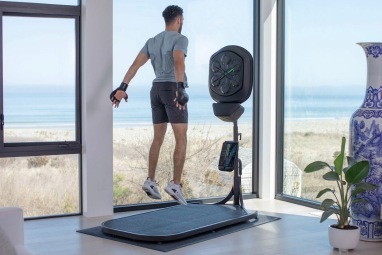 Um homem usando um Liteboxer salta durante o treino.