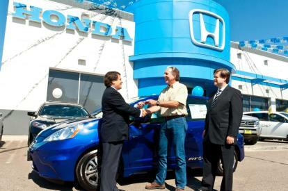 Honda entrega primeiro Fit EV para casal da Califórnia