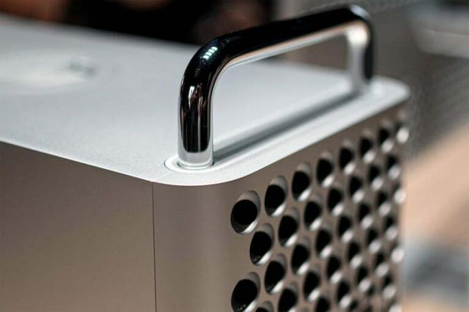 Ένα κοντινό πλάνο του Mac Pro της Apple από το 2019 που δείχνει την μπροστινή σχάρα 