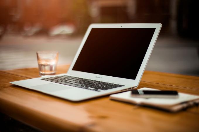 O MacBook Air em cima de uma mesa.