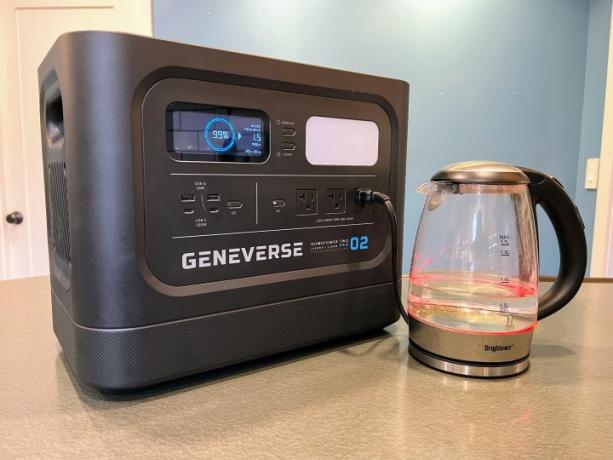 Geneverse HomePower Two Pro ელექტროსადგური კვებავს ელექტრო ქვაბს.