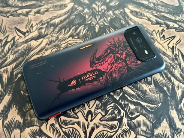 ASUS ROG Phone 6 Diablo Edition이 Horadric Cube에서 빛나고 있습니다.