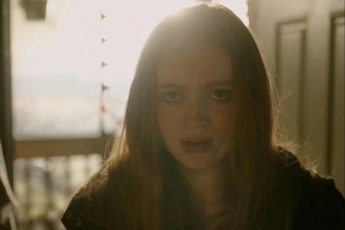 Sadie Sink mira fijamente a la cámara en The Whale.