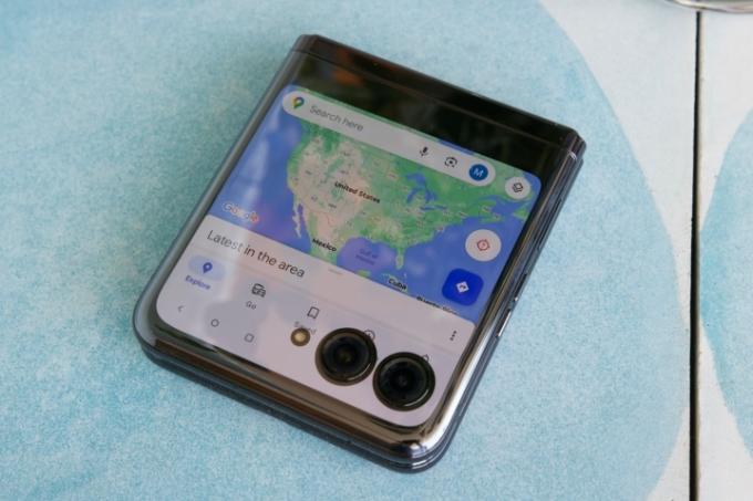 Google Maps на външния дисплей на Motorola Razr Plus.