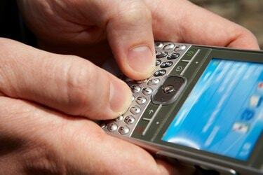Detailný záber na osobu, ktorá textuje na smartfóne