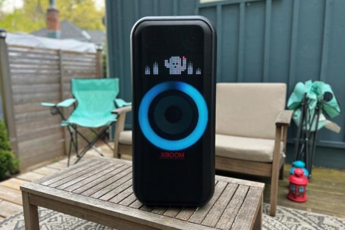 El altavoz portátil para fiestas LG XBoom XL7 en una mesa al aire libre en una terraza.