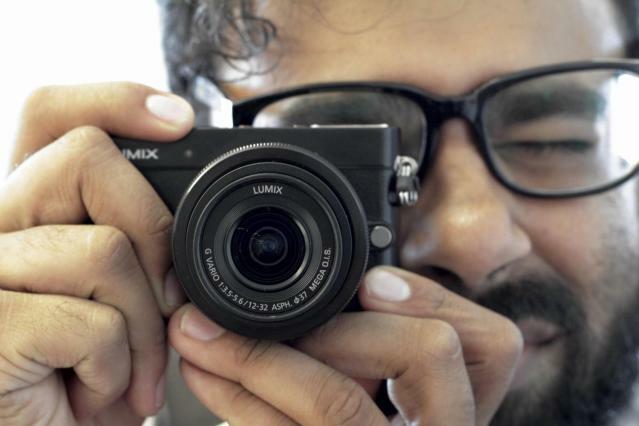 私たちの友人、The Phoblographer の Chris Gampat が小型カメラのモデルを務めてくれました。