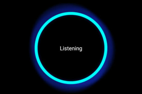 Alexa indikator slušanja na crnoj pozadini.