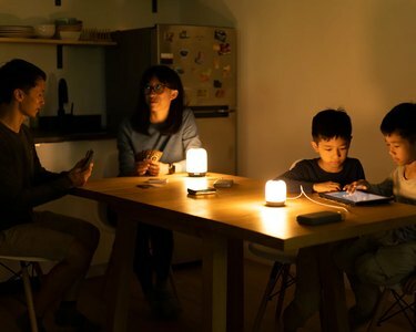 テーブルの周りでライトを使用する家族