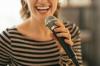 Cum să conectați un microfon Karaoke la un sistem TV/video