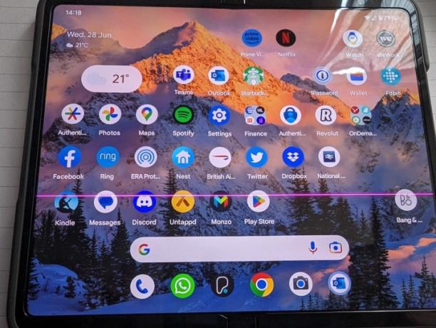 Google Pixel Fold z rožnato črto, ki poteka skozi zaslon.