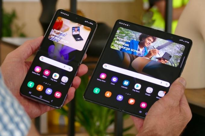 Galaxy Z Fold 4 dan Galaxy Z Flip 4 yang terbuka.