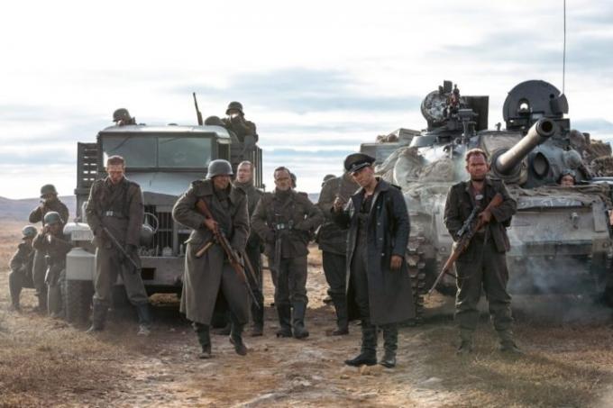 Група нациста стоји поред 2 камиона у Сису.
