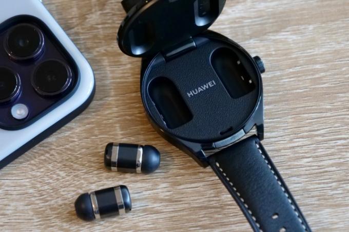 Huawei Watch Buds' ur er åbent med øretelefoner ved siden af.