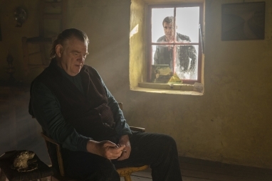 Colin Farrell mira a través de una ventana a Brendan Gleeson en The Banshees of Inisherin.