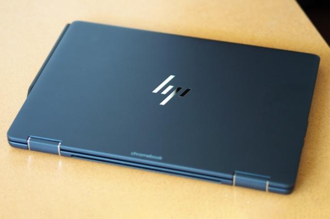 يُظهر العرض العلوي لجهاز HP Elite Dragonfly Chromebook الغطاء والشعار.