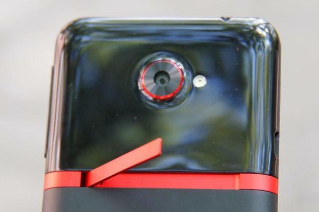 Ulasan HTC EVO 4G LTE kickstand kamera belakang terbuka ponsel 4g