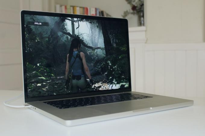 Shadow of the Tomb Raider na MacBook Pro.