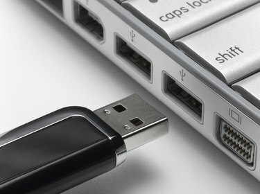 แฟลชไดรฟ์ USB กำลังจะเชื่อมต่อกับแล็ปท็อป ระยะใกล้