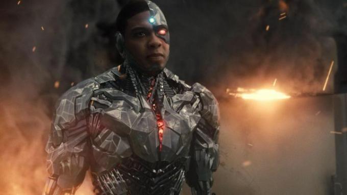 Cyborg em frente a uma parede de fumaça e fogo na Liga da Justiça de Zack Snyder.
