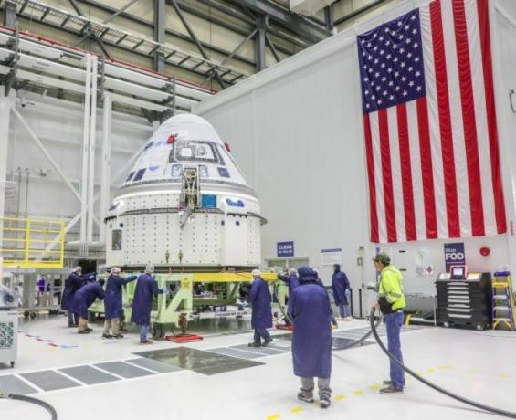 Rymdfarkosten Boeing CST-100 Starliner flyttades in i det farliga bearbetningsområdet vid företagets kommersiella besättnings- och lastbearbetningsanläggning vid NASA: s Kennedy Space Center i Florida i februari. 8, 2023, före start och tankning. 