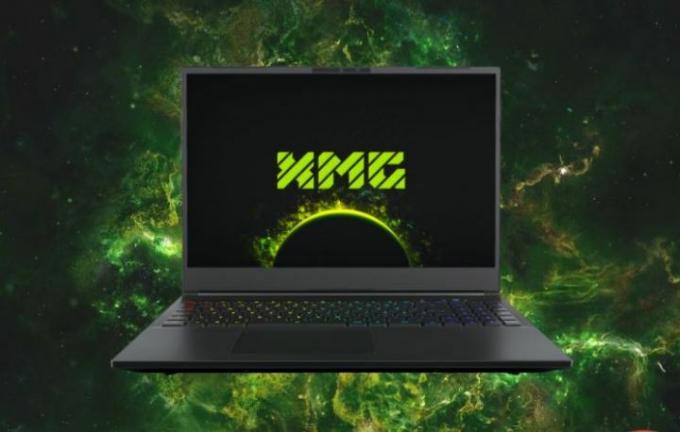 Laptop do gier XMG Neo 16 na zielonym tle.