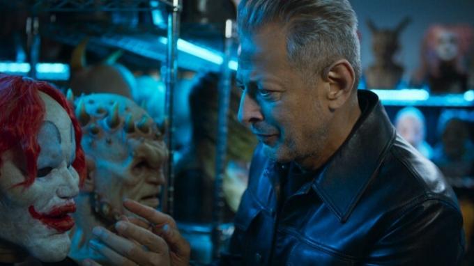 Jeff Goldblum undersøker monstermasker i en scene fra sesong 2 av The World Ifølge Jeff Goldblum.