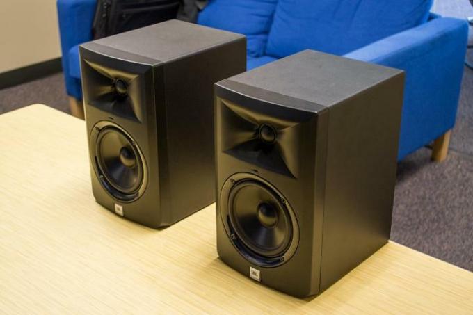 La nueva tecnología de guía de ondas de JBL sigue como los altavoces de monitor JBL de bomba inteligente 1