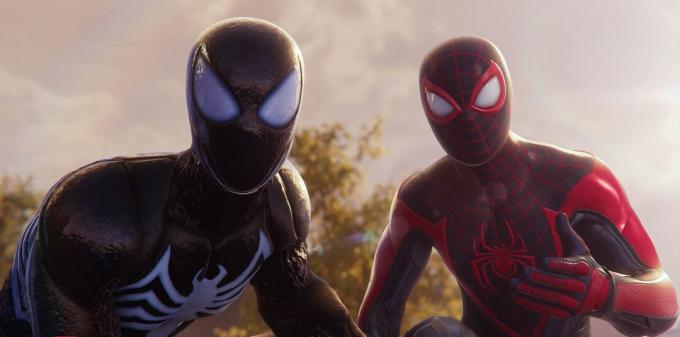 Peter a Miles sedeli vedľa seba v Marvel's Spider-Man 2.