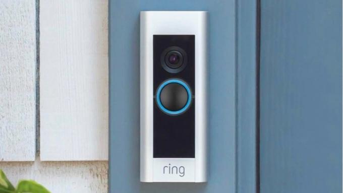 Ring Video Doorbell Pro uz durvīm.