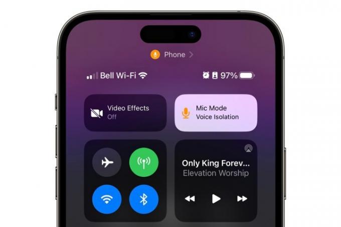 Centro de controle do iOS 16.4 no iPhone mostrando o modo de microfone de amplo espectro.