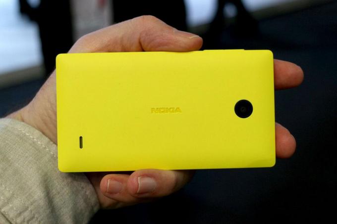 Nokia X Series so žltým zadným dielom na šírku