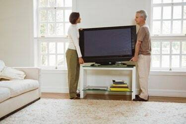 Пара движется телевизор с плоским экраном