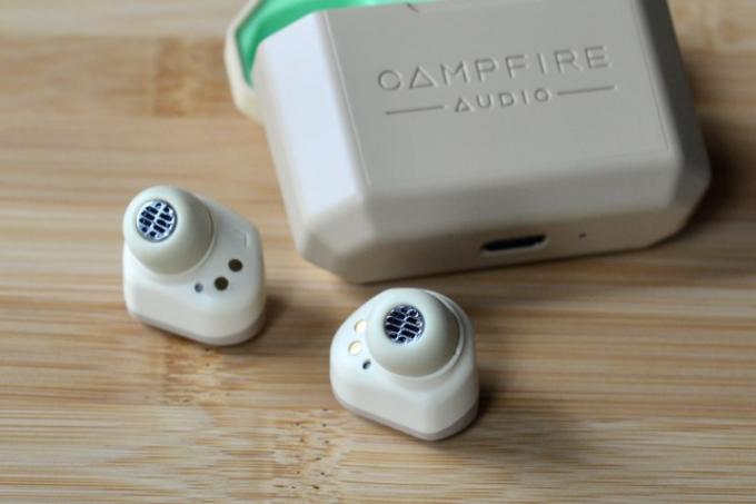 Ακουστικά Campfire Audio Orbit δίπλα στη θήκη φόρτισης.