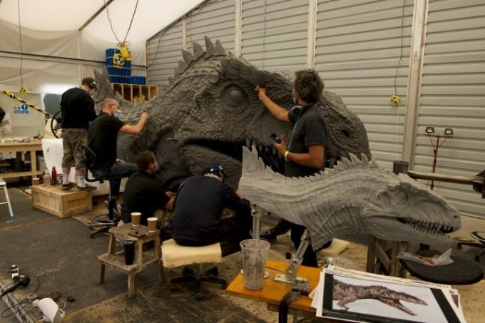 Beeldhouwers werken aan een model van een Giganotosaurus voor Jurassic World Dominion.