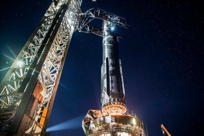 Un booster Super Heavy sulla rampa di lancio del sito di SpaceX in Texas.