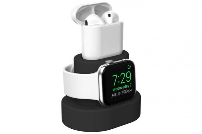 Zdjęcie przedstawia ładowanie Apple Watch i słuchawek AirPods na stojaku