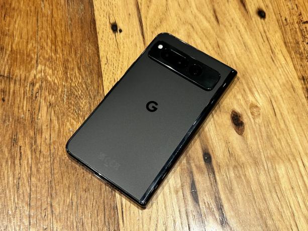 Google Pixel Fold en Obsidian sobre una mesa de madera.