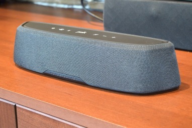 Tampilan samping soundbar Polk MagniFi Mini AX.