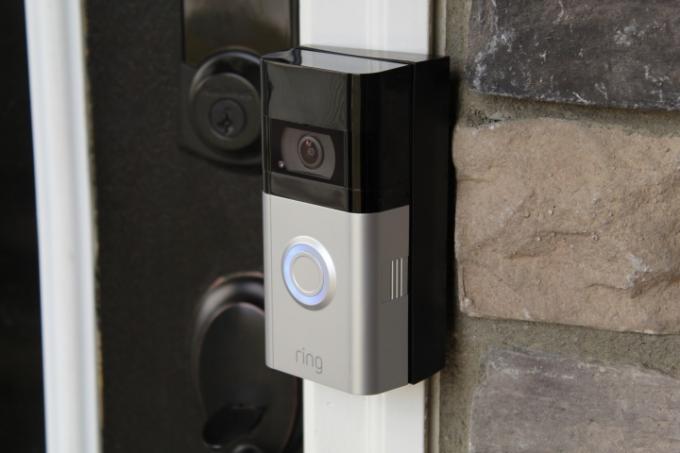 تم تثبيت Ring Video Doorbell في المنزل.