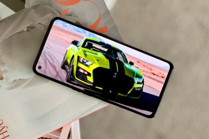 Realme GT Neo2 mostra l'auto sullo schermo.