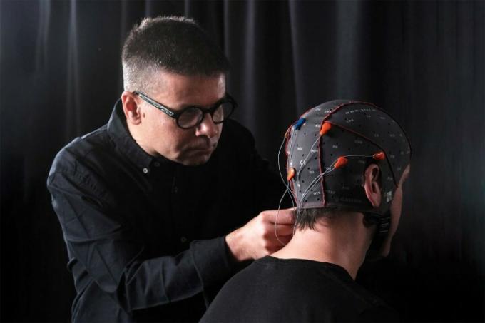 Un étudiant a un capuchon EEG placé sur sa tête.