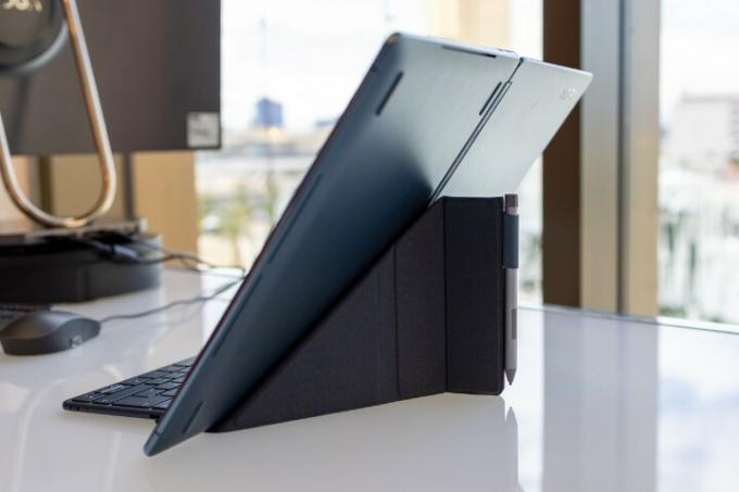 Lenovo Yoga Book 9i sitter på origami-stativ.