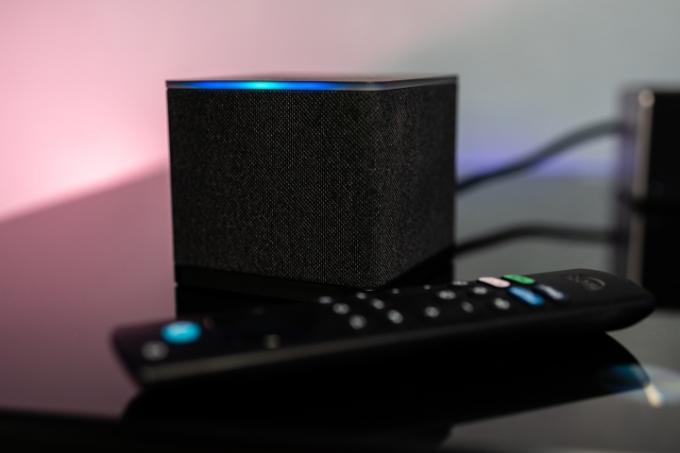 Amazon Fire TV Cube 2022 cu telecomandă vocală Alexa.